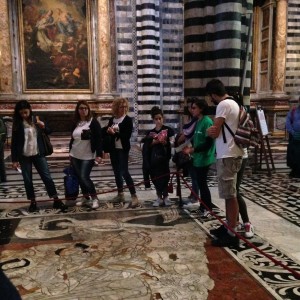Guide spirituali spiegano il Duomo gratis e fanno concorrenza alle guide turistiche