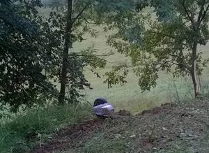 Auto ribaltata fuori strada ma il ferito &egrave; scomparso - LE FOTO