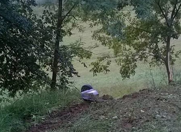 Auto ribaltata fuori strada ma il ferito &egrave; scomparso - LE FOTO