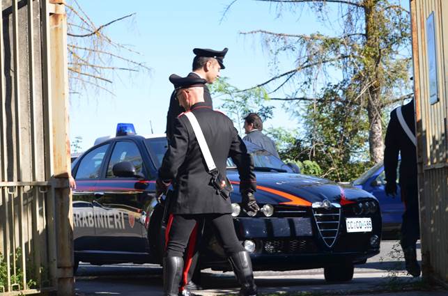 Insegue la suocera in piazza per picchiarla, fermato con lo spray al peperoncino