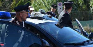 Danneggiano e tentano il furto in negozi del centro