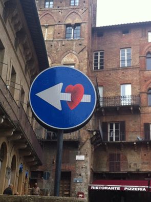 Clet torna per festeggiare la Lupa e disegna 23 cartelli - LE FOTO