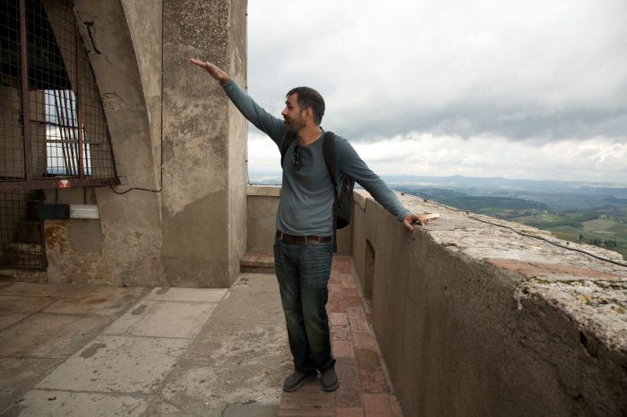 Imran Qureshi: l'opera unica a San Gimignano, esclusiva di Radio Siena Tv