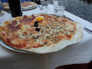Fidanzati mangiano la pizza e poi svuotano la cassa