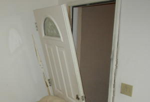 Scardinano la porta per rubare ma arrivano i proprietari