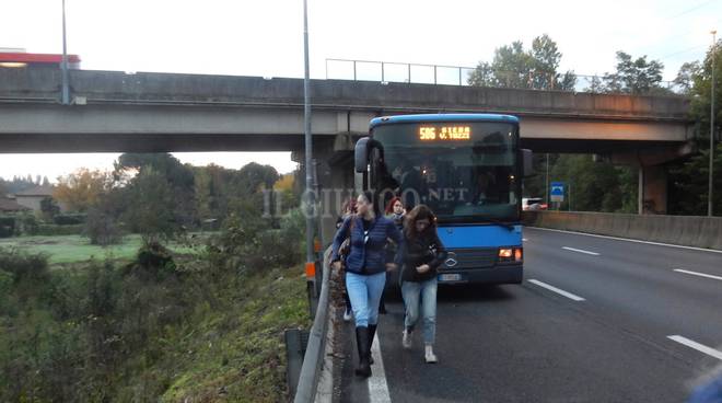 L'autobus si rompe: a piedi in  tangenziale