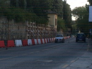 Muro pericolante in via Fiorentina: due anni senza nessun lavoro
