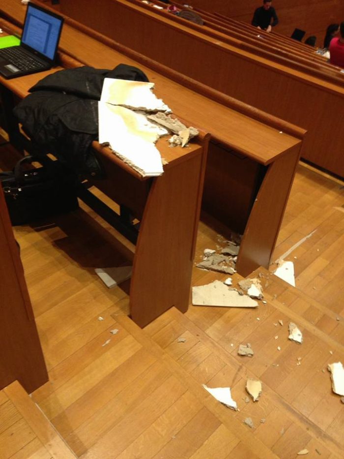 Paura in aula magna di Giurisprudenza: cade il controsoffitto - LE FOTO