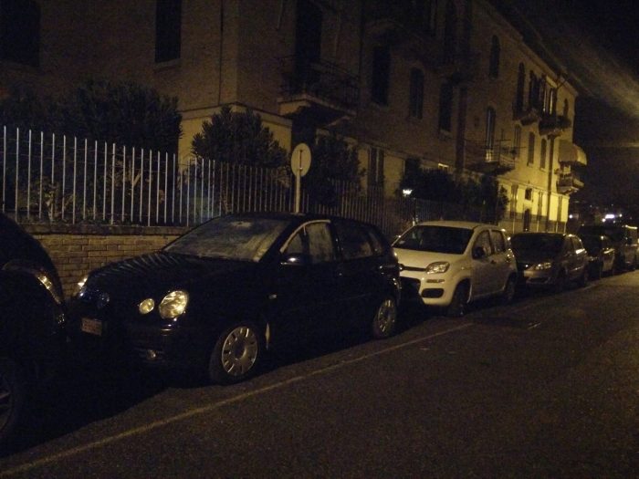 La macchina &egrave; la sua casa: da un anno dorme in auto - VIDEO