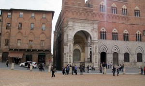 Siena: Festa della Toscana, Cappella di Piazza del Campo si veste di luce bianca e rossa