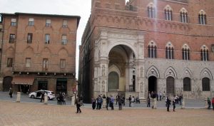 Siena, la Cappella di Piazza si illumina di arancione per la Sindrome del Bambino Scosso