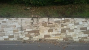 Si sbriciola il muro della villa abbandonata