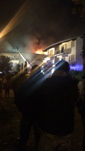 Fiamme a Rosia, in corso l'incendio del tetto di una casa