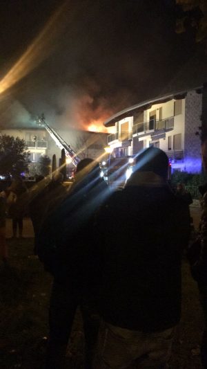Fiamme a Rosia, in corso l'incendio del tetto di una casa