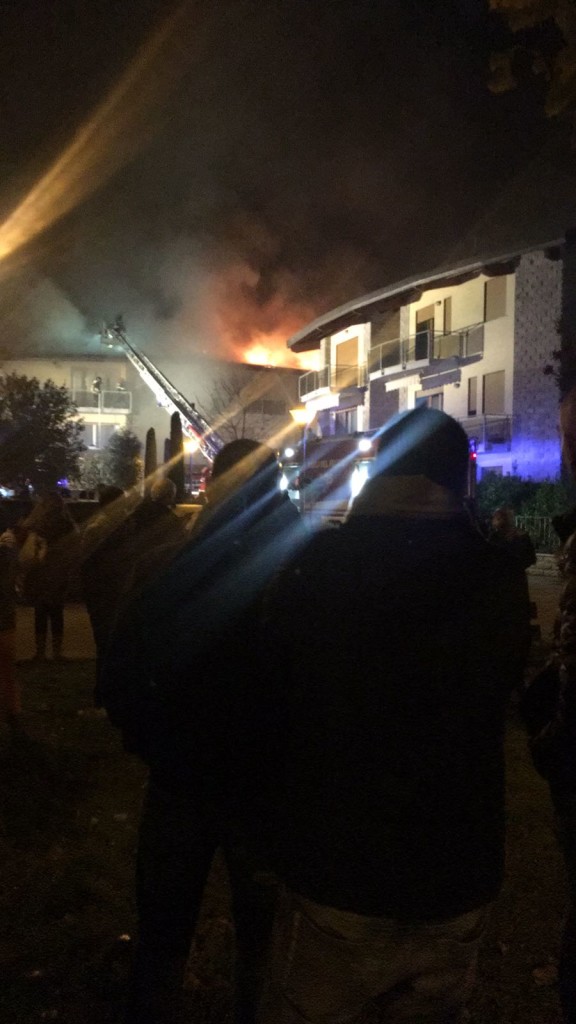 Fiamme a Rosia, in corso l'incendio del tetto di una casa