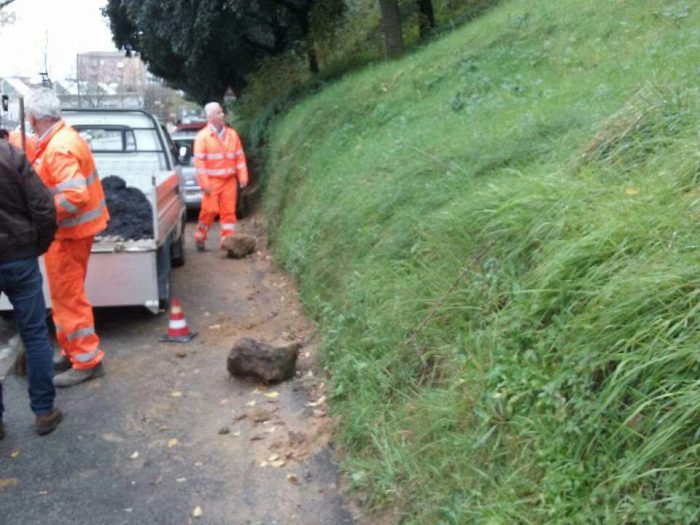 Frana in Don Minzoni colpisce due auto - LE FOTO