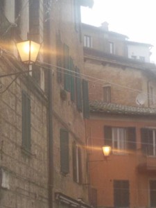 Lampioni accesi di giorno: la nuova ditta al lavoro