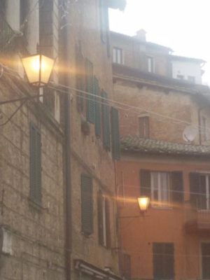 Il sindaco Valentini sui lampioni accesi: "Lavori in corso, non incidono sui costi"