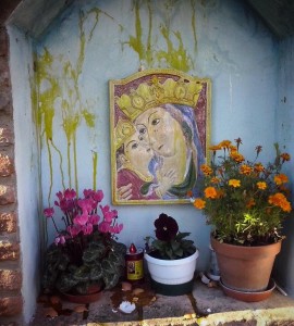 Gettano uova sull'immagine della Madonna