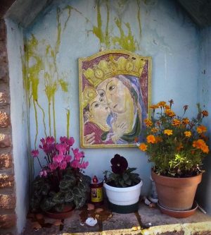 Gettano uova sull'immagine della Madonna