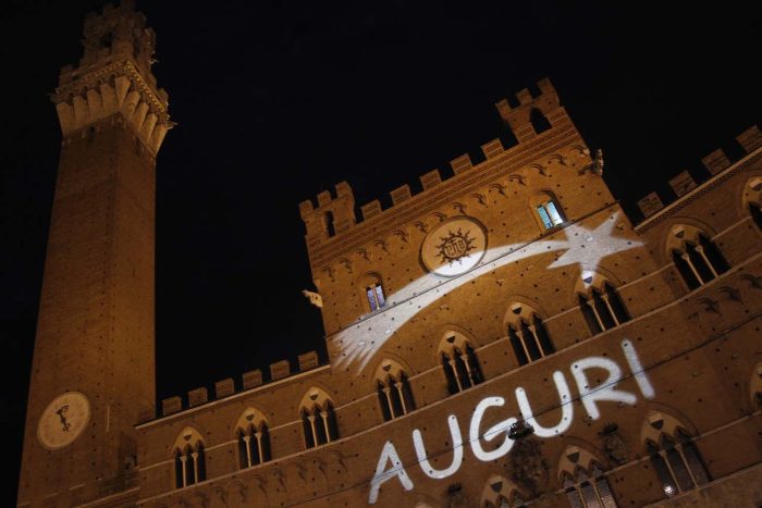 Siena, ecco il &ldquo;Vicolo di Babbo Natale&rdquo; tra regali, giochi e sorprese