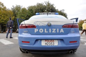 Spaccia droga davanti al Marconi e al Sarrocchi: 20enne denunciato dalla Polizia