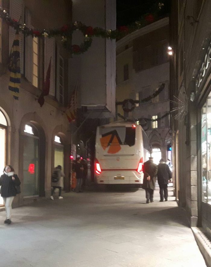 Pullman "passeggia" per il centro
