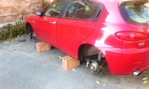 Rubano le quattro ruote di una macchina