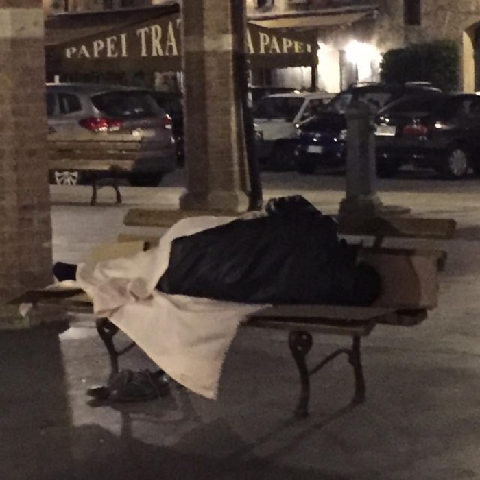 Barbone dorme nella panchina al Tartarugone