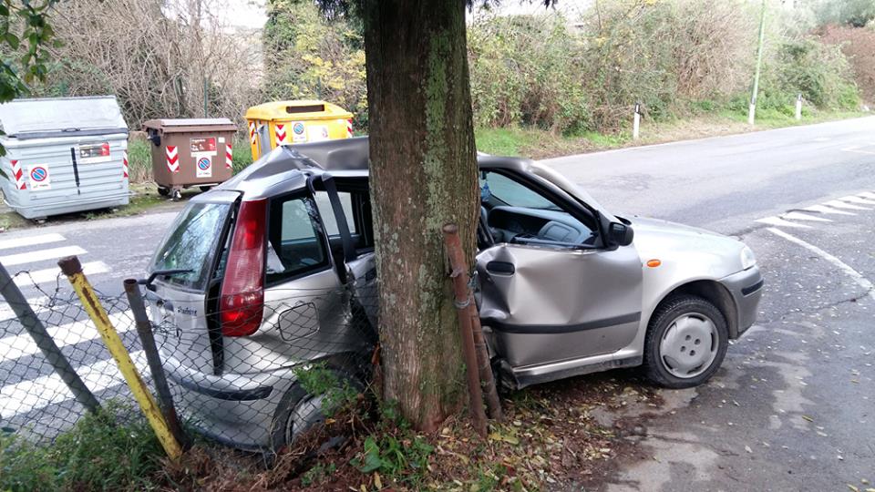 Sbanda ai Tufi e si schianta contro un albero