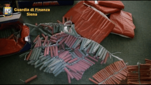 Bloccato importatore cinese di botti illegali: la Finanza sequestra oltre 6milioni di petardi