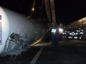 Si ribalta cisterna carica di vino, chiuso svincolo della Palio