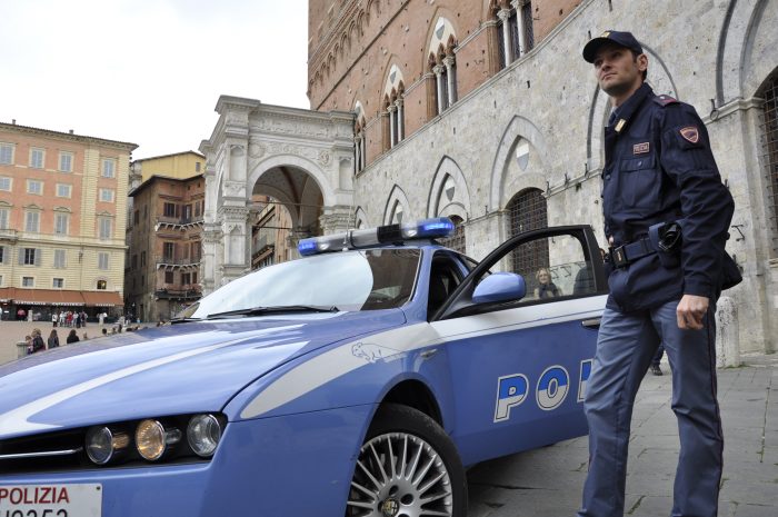 Litiga con la madre anziana e minaccia il suicidio: la Polizia la salva