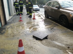 Garage e strada allagata per perdita d'acqua