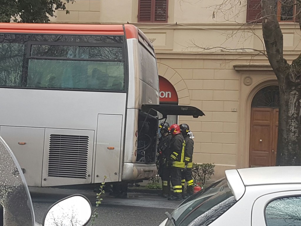 Si sfrena il bus, ferito autista