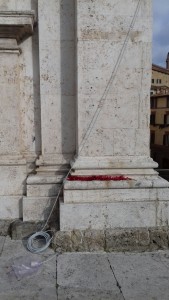 Nuovo gesto di inciviltà: rubato l'Albero di Natale della Giraffa