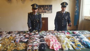 Sequestrati articoli contraffatti in due negozi del centro storico