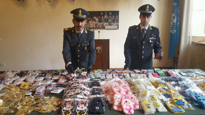 Sequestrati articoli contraffatti in due negozi del centro storico