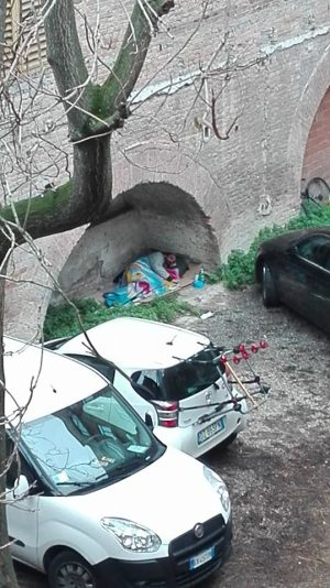 Dorme in un giaciglio per strada in pieno centro