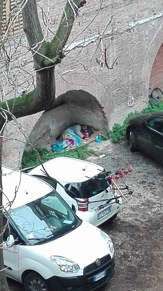 Dorme in un giaciglio per strada in pieno centro