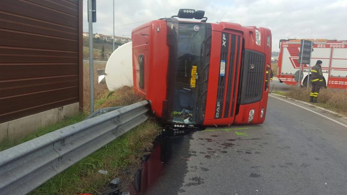 Incidente: si &egrave; ribaltata una cisterna carica d'olio