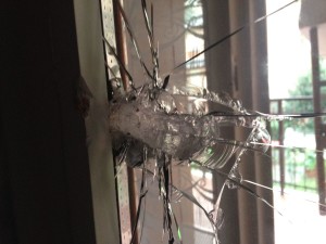 Sfondano la vetrina di un negozio con un tombino, arrestati due ladri