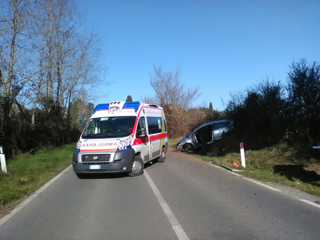 Sbanda e finisce fuori strada, incidente a La Ripa