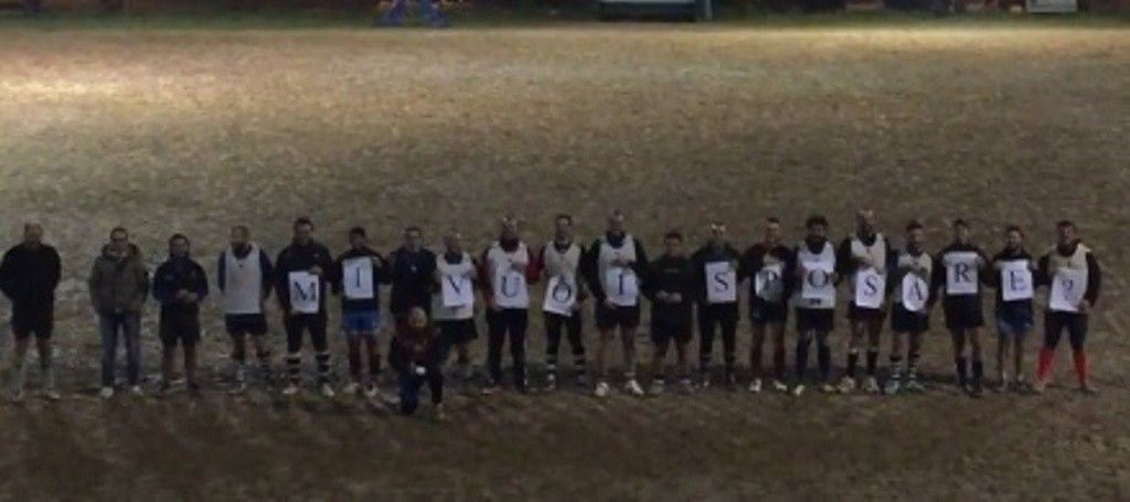 Romantica proposta di matrimonio tra i duri del rugby