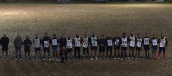 Romantica proposta di matrimonio tra i duri del rugby