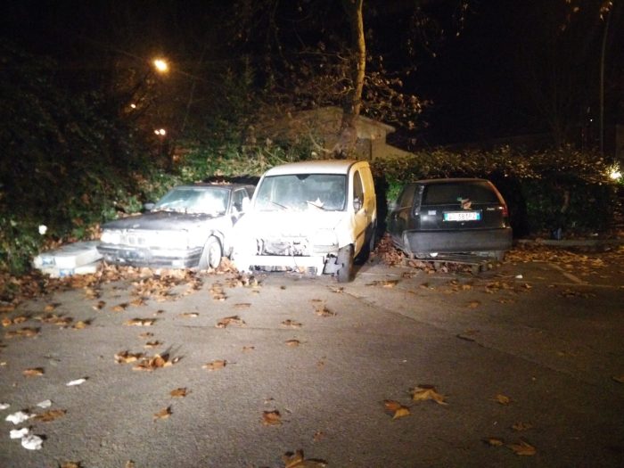 Auto utilizzate come luogo di prostituzione: dopo una settimana dalle segnalazioni sono sempre presenti sul posto