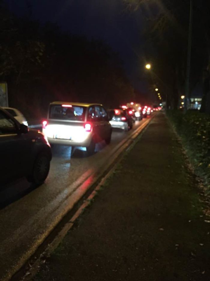 Incidente ai Due Ponti, traffico in tilt