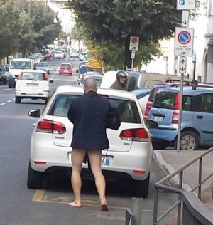 Nudo in via Cavour in pieno giorno