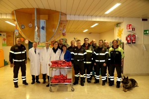 Vigili del Fuoco dai pazienti di pediatria con Aika