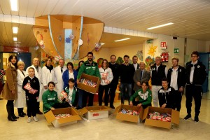 Robur Siena e Polisportiva Mens Sana portano le calze della Befana in pediatria